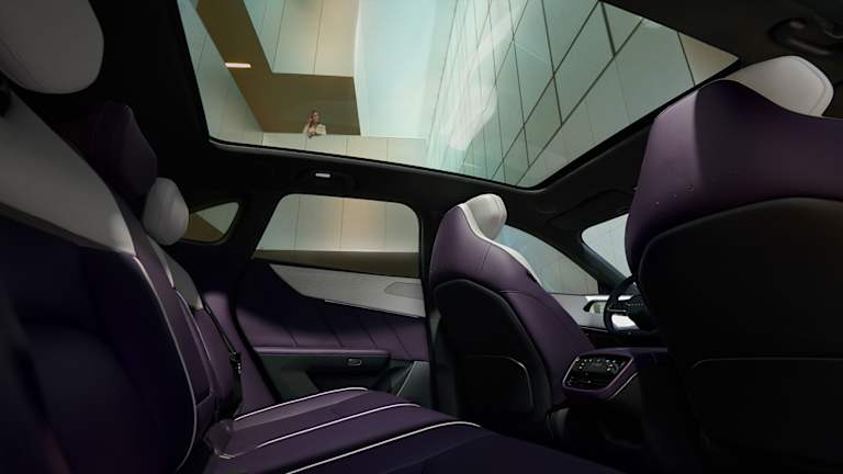 Plazas traseras con techo panorámico del Mazda CX-6e