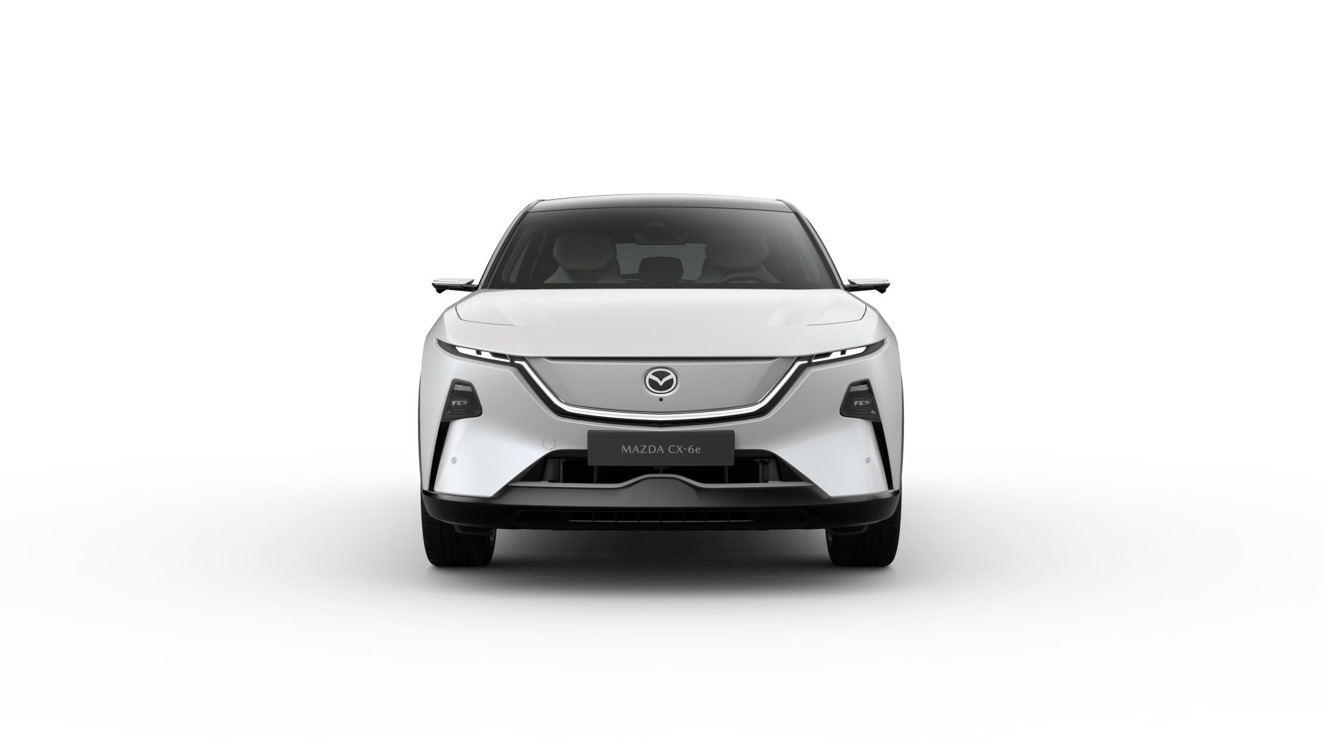 Mazda CX-6e visto de frente, con la parrilla cerrada característica de los modelos eléctricos