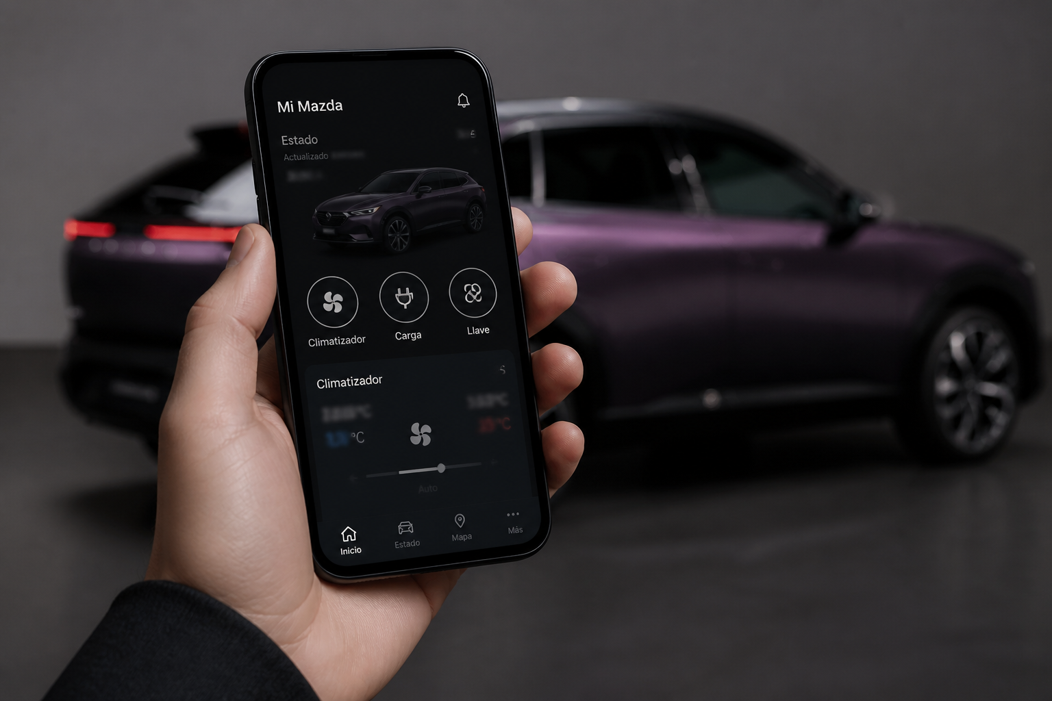 Smartphone en primer plano con la app del coche en pantalla y la silueta del CX-6e desenfocada al fondo.