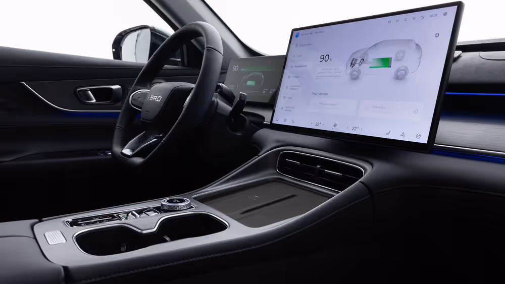 Puesto de conducción del Ebro S900 con volante, pantalla central y consola