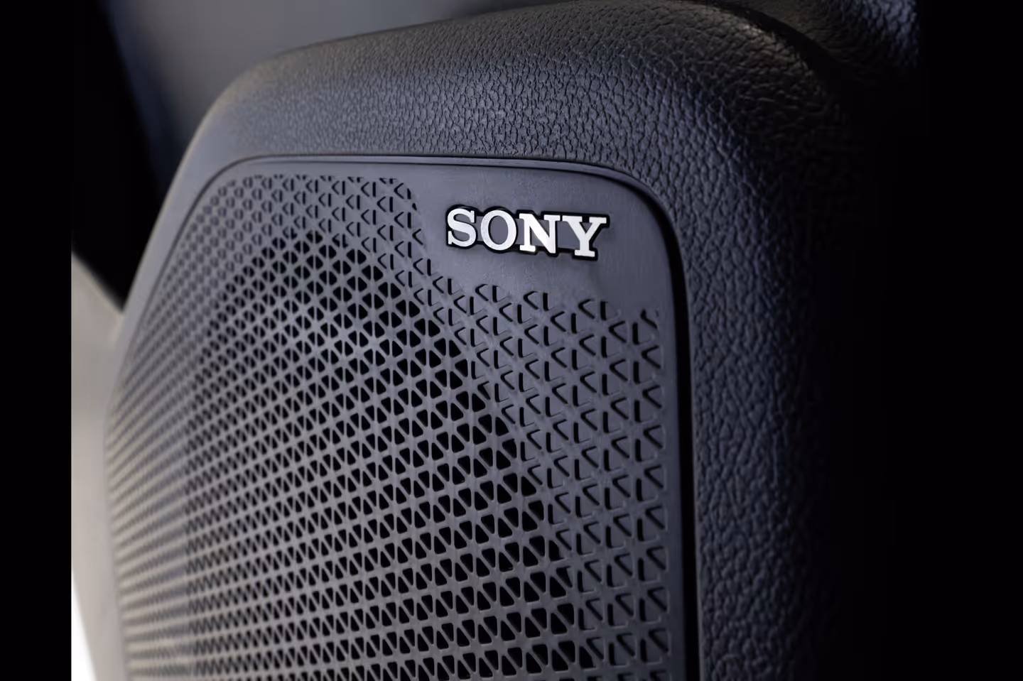 Detalle del altavoz Sony integrado en el panel interior del Ebro S900