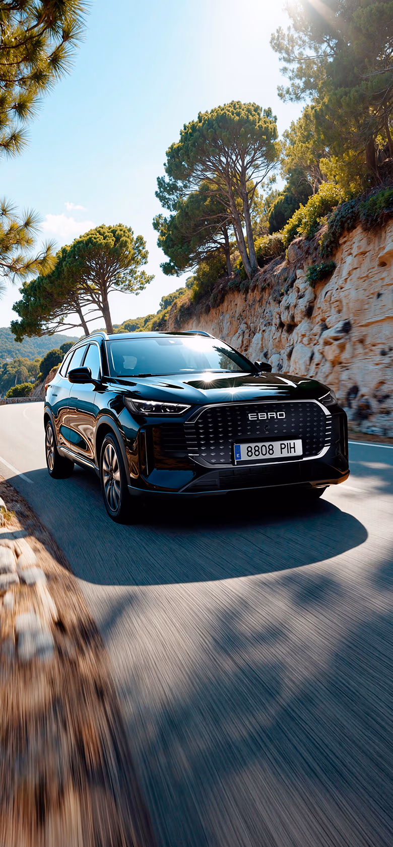 Ebro S900 en marcha por una carretera costera