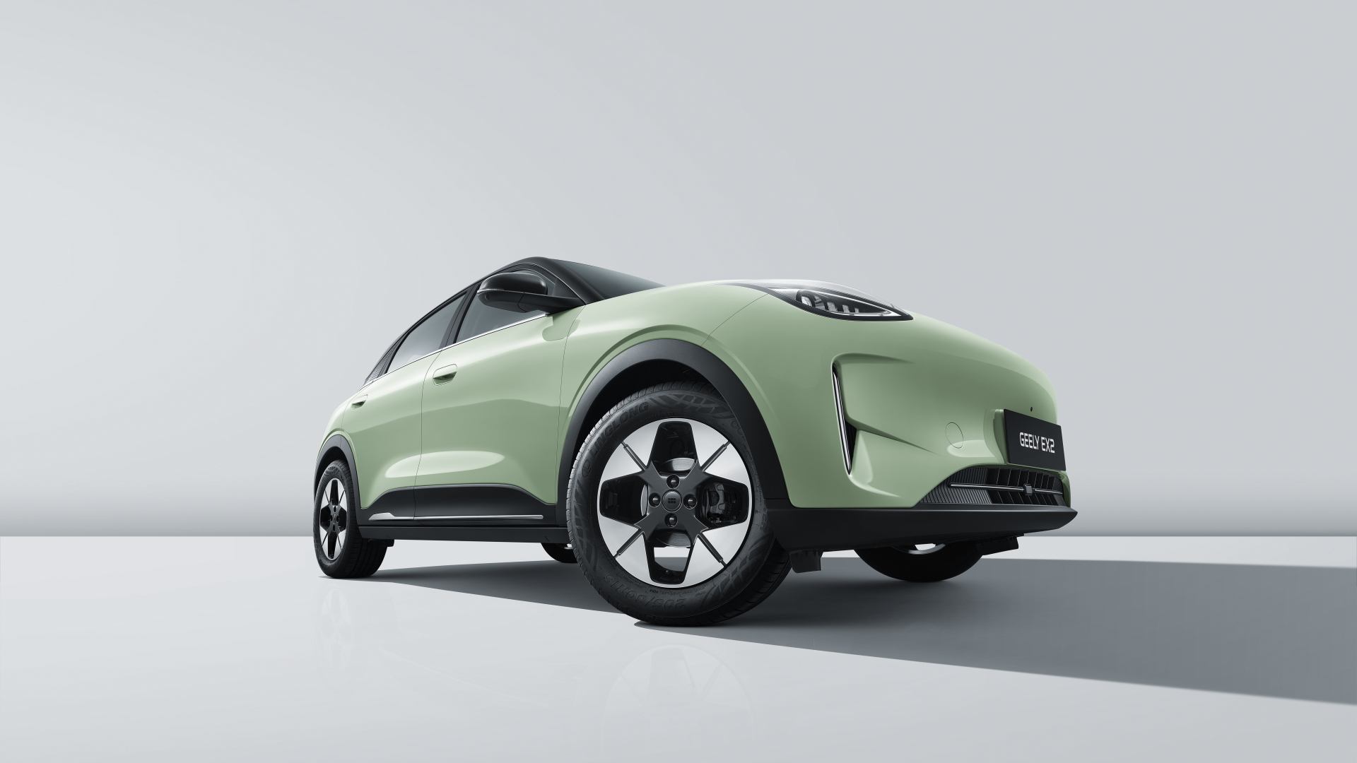 Geely E2 circulando por carretera visto desde arriba y por detrás
