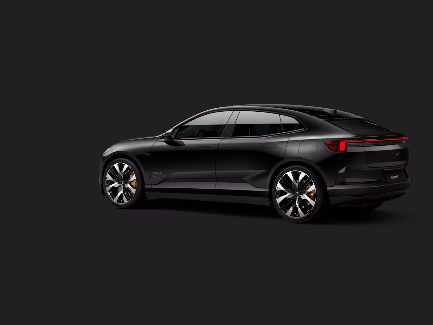 Polestar 4 circulando por carretera, vista aérea trasera