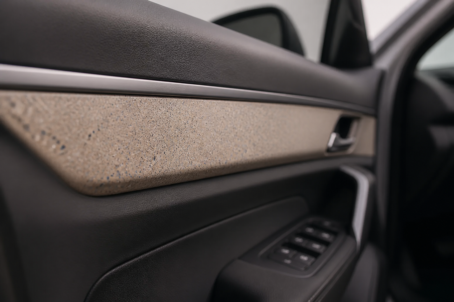 Detalle de una moldura interior del EV6 elaborada con materiales reciclados