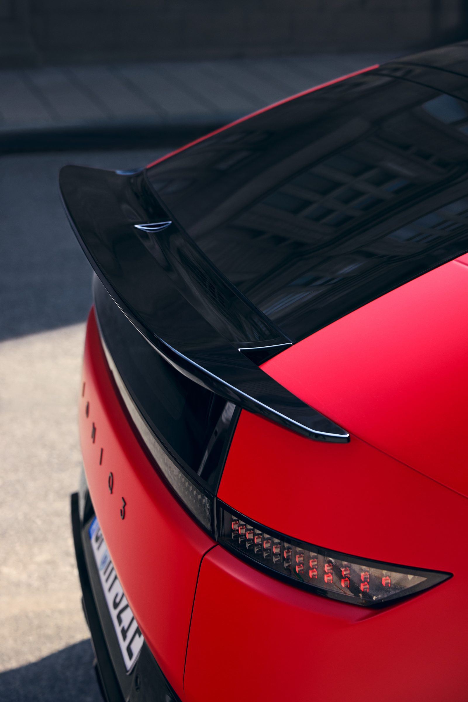 Detalle trasero del Hyundai IONIQ 3 con el emblema del modelo