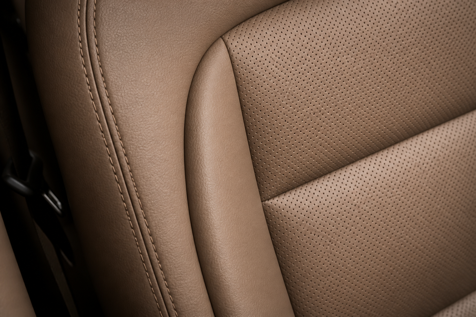 Macro de la tapicería de cuero NAPPA con acabado perlado y costuras finas de un asiento