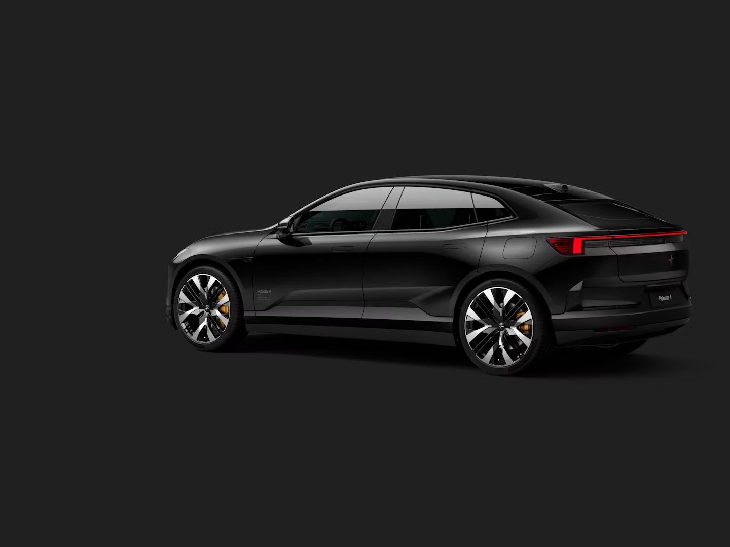 Polestar 4 circulando por carretera, vista aérea trasera