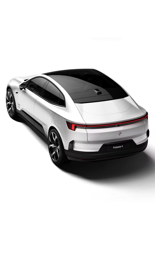Polestar 4 Coupé blanco con techo negro visto desde tres cuartos traseros
